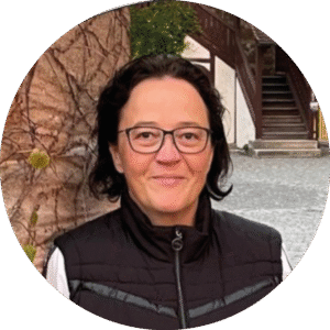 Porträtfoto einer Frau im Außenbereich als Kundenstimme für allegretti consulting