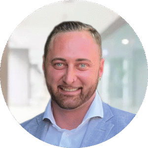 Porträtfoto einer Person im Business-Umfeld als Kundenstimme