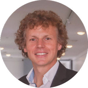 Porträtfoto einer Person mit lockigem Haar als Testimonial auf der Kundenstimmen-Seite