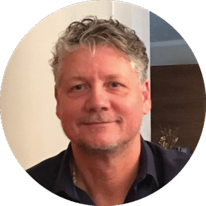 Porträtfoto einer Person vor hellem Hintergrund als Kundenstimme